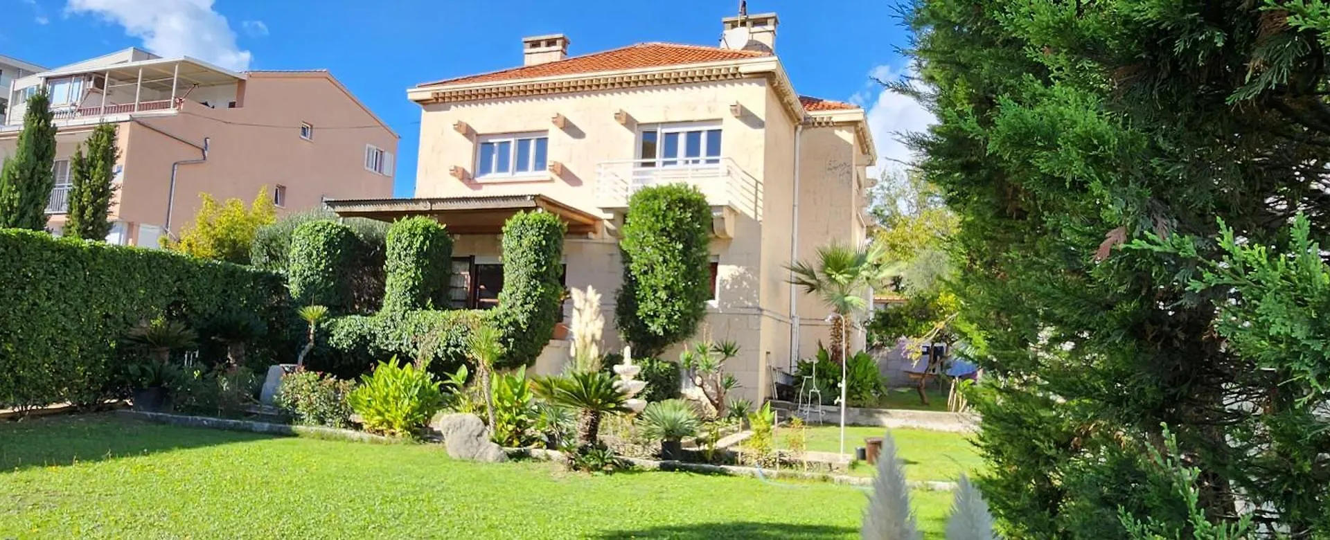 Beach Villa Apartment On Top Location, With Pool, Sea View And Exotic Garden 스플리트