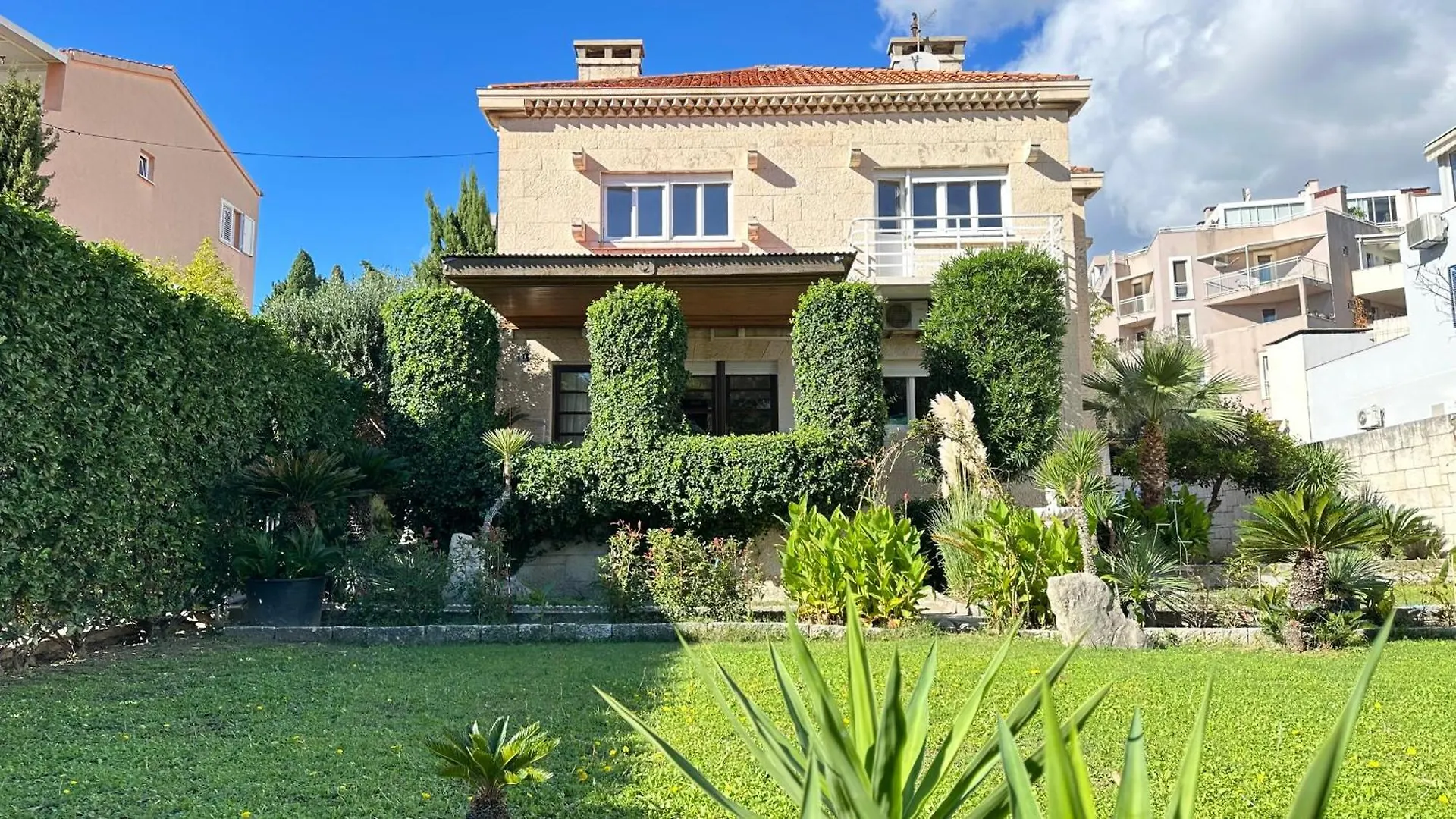 Beach Villa Apartment On Top Location, With Pool, Sea View And Exotic Garden Split