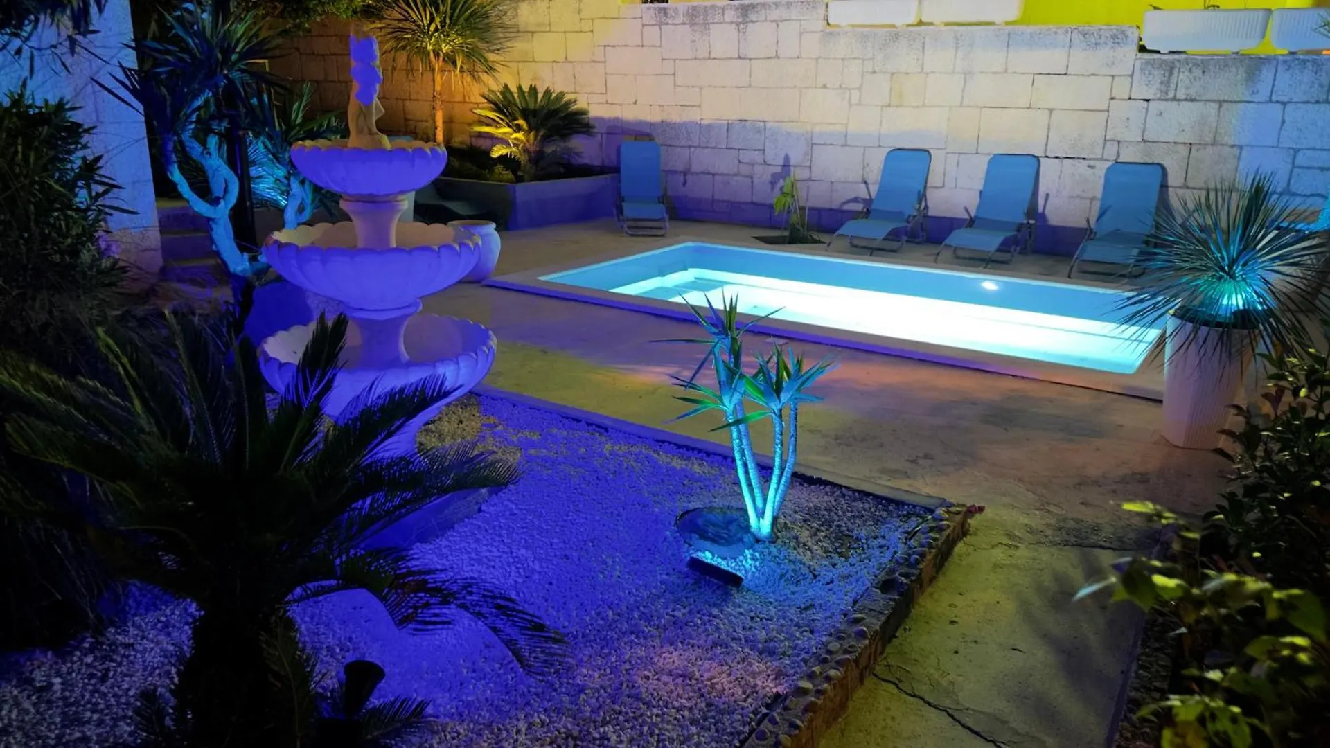 Beach Villa Apartment On Top Location, With Pool, Sea View And Exotic Garden 스플리트